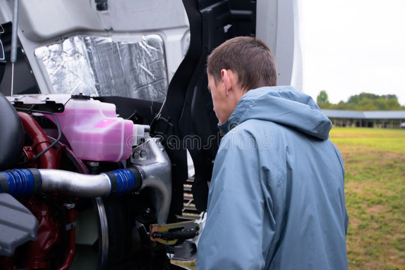 Do camionista da verificação motor do caminhão semi antes de conduzir semi o caminhão fotos de stock Do camionista da verificação motor do caminhão semi antes de conduzir semi o caminhão fotos de stock