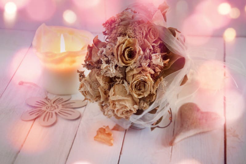 Do casamento vida ainda com o ramalhete secado das rosas