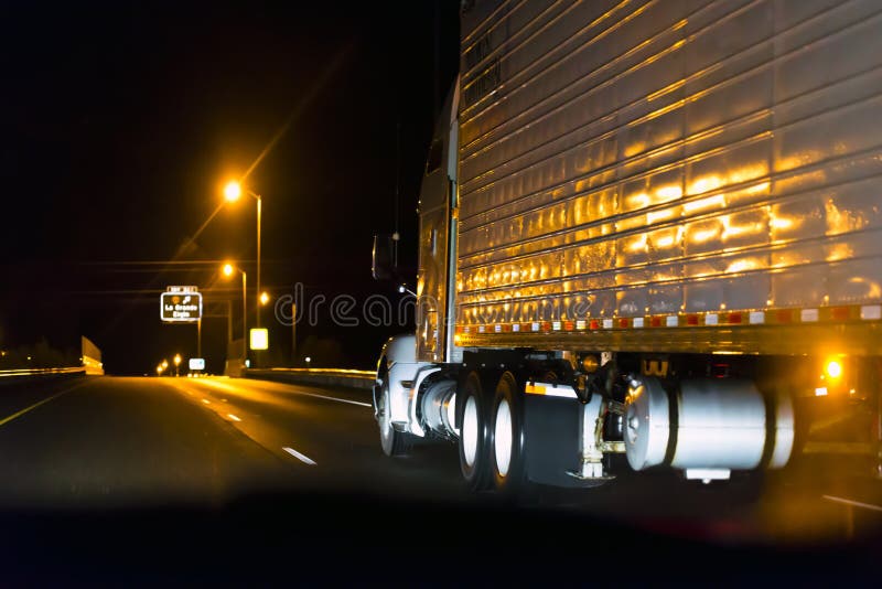 Do clássico caminhão semi na maneira alta na noite