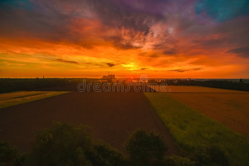 Do nascer do sol da cidade natureza clara alaranjada adiantada do campo afastado imagem de stock Do nascer do sol da cidade natureza clara alaranjada adiantada do campo afastado imagem de stock