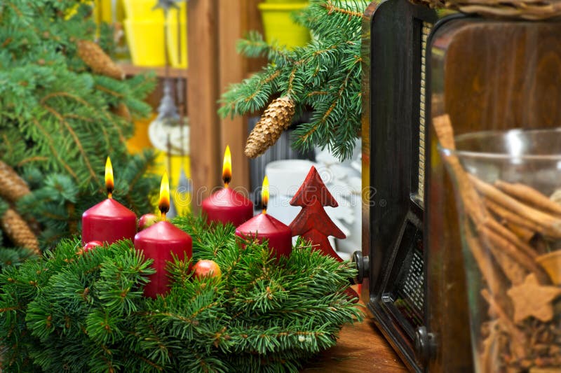 Do Natal vida ainda com Advent Wreath e o rádio imagens de stock Do Natal vida ainda com Advent Wreath e o rádio imagens de stock
