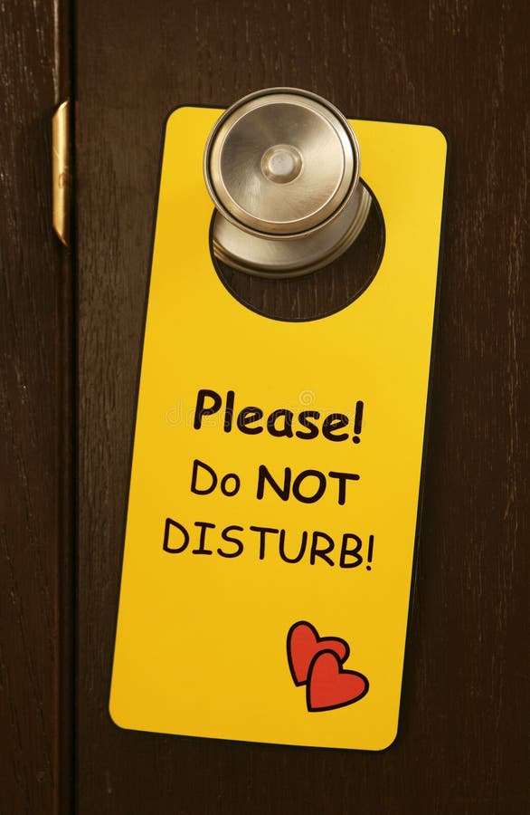Divertido hacer no molestar sobre el puerta botón.