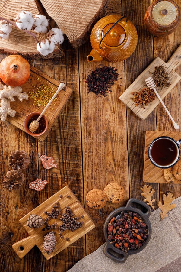 Do outono do inverno vida ainda Um bule e um copo do chá em uma tabela de madeira com presentes diferentes A configuração do apar foto de stock Do outono do inverno vida ainda Um bule e um copo do chá em uma tabela de madeira com presentes diferentes A configuração do apar foto de stock