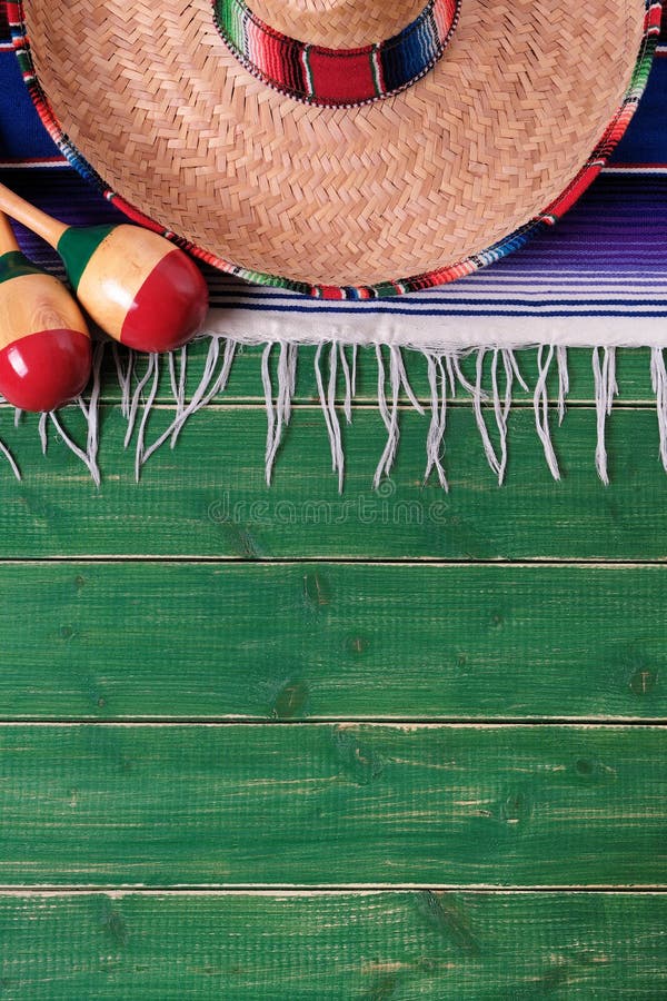 Do verde mexicano da festa dos maracas do sombreiro de México vertical de madeira velho do fundo foto de stock Do verde mexicano da festa dos maracas do sombreiro de México vertical de madeira velho do fundo foto de stock
