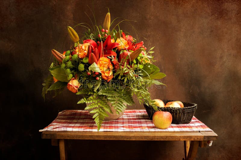Do vintage vida clássica ainda com um ramalhete das flores e das maçãs foto de stock Do vintage vida clássica ainda com um ramalhete das flores e das maçãs foto de stock