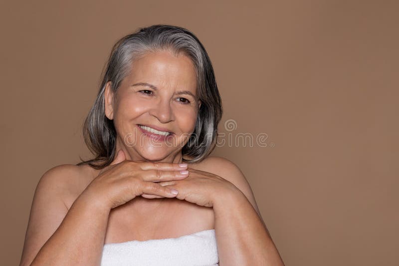 Doamna cu părul gri zâmbitor din Europa se bucură de o frumusețe naturală prospețime a pielii și stil de viață stock photos