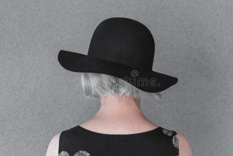 Doamnă cu părul alb, cu pălărie neagră stock photos