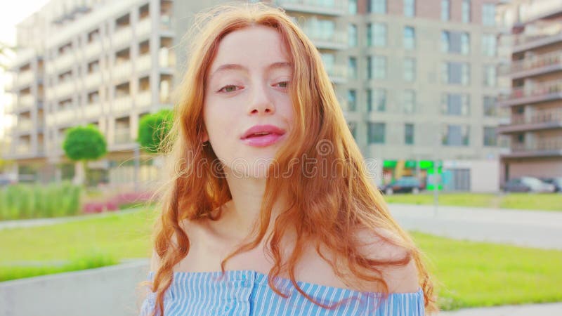 Doamnă roșcată. emoție. zâmbet royalty free stock photos