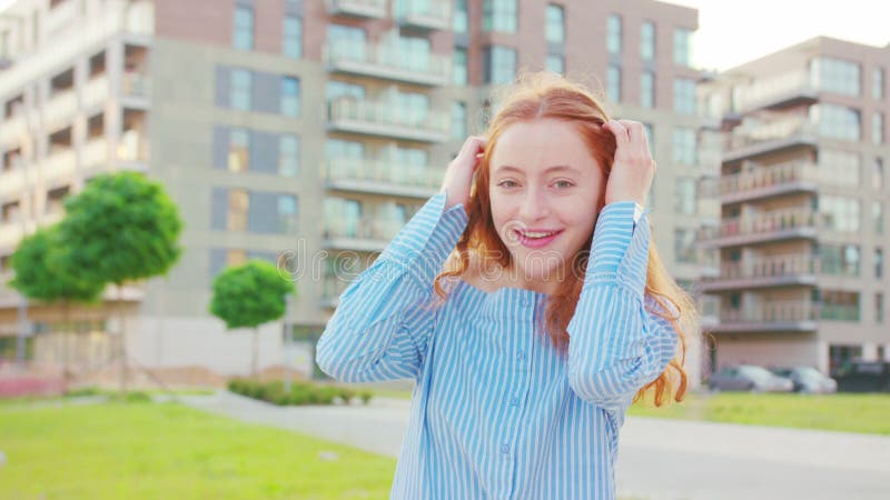 Doamnă roșcată. emoție. zâmbet royalty free stock photo