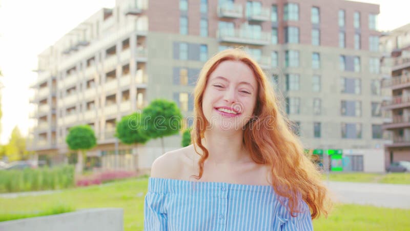 Doamnă roșcată. emoție. zâmbet royalty free stock image
