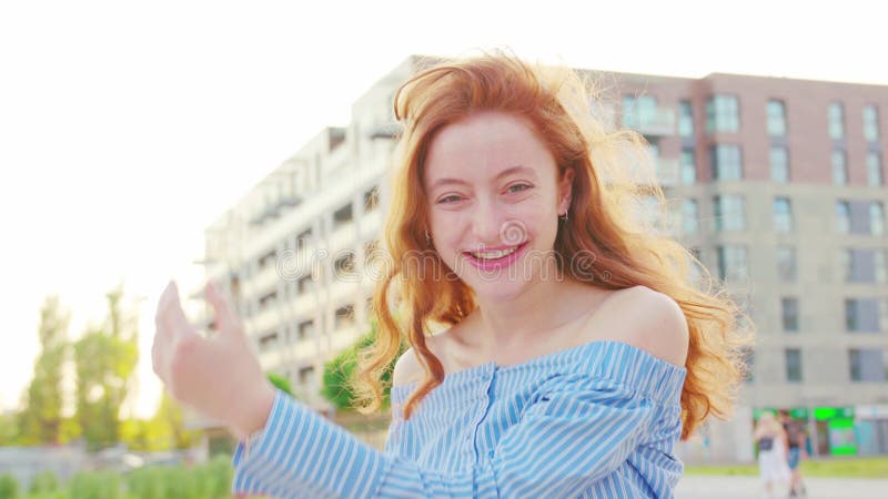 Doamnă roșcată. emoție. zâmbet stock photos