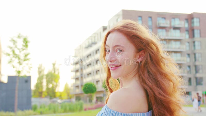 Doamnă roșcată. emoție. zâmbet stock photography