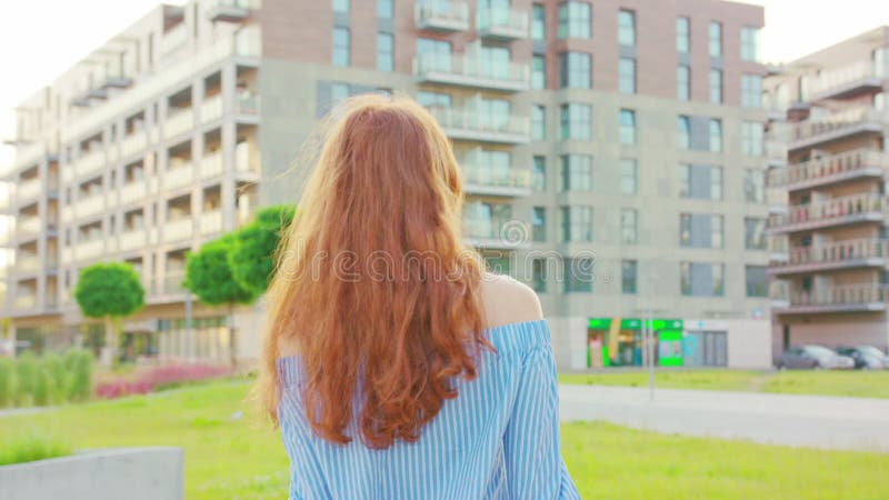 Doamnă roșcată. mersul pe jos royalty free stock images