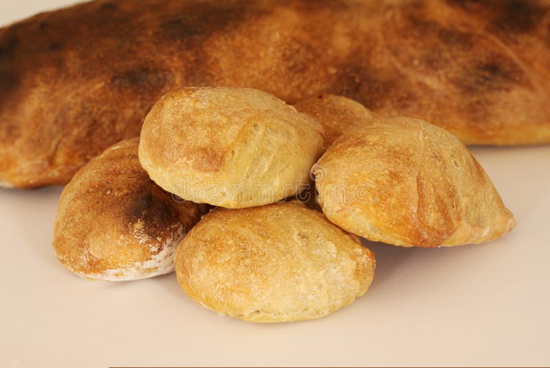 Doar aluat copt de origine coaptă, de casă, în fața unei pâini de calitate rustică, pe fond alb stock photo