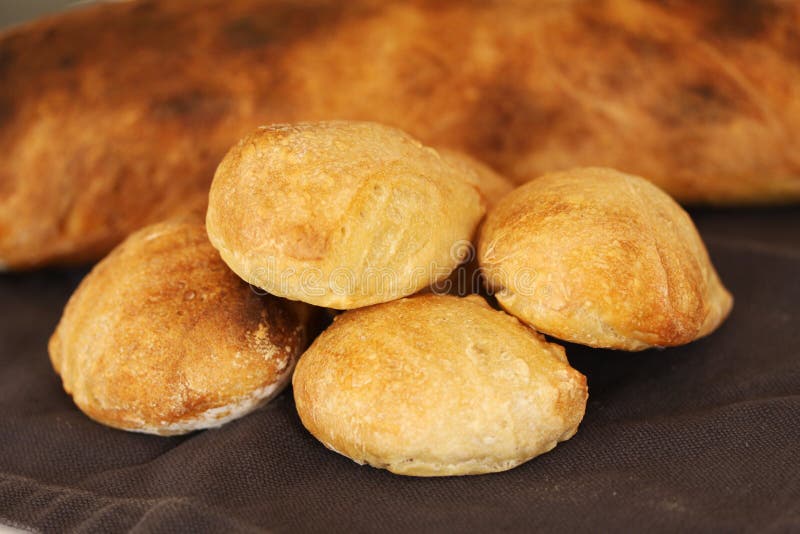 Doar aluat copt de origine coaptă, făcute în casă, în fața unei pâini de calitate rustică pe fundal șervețel stock photos