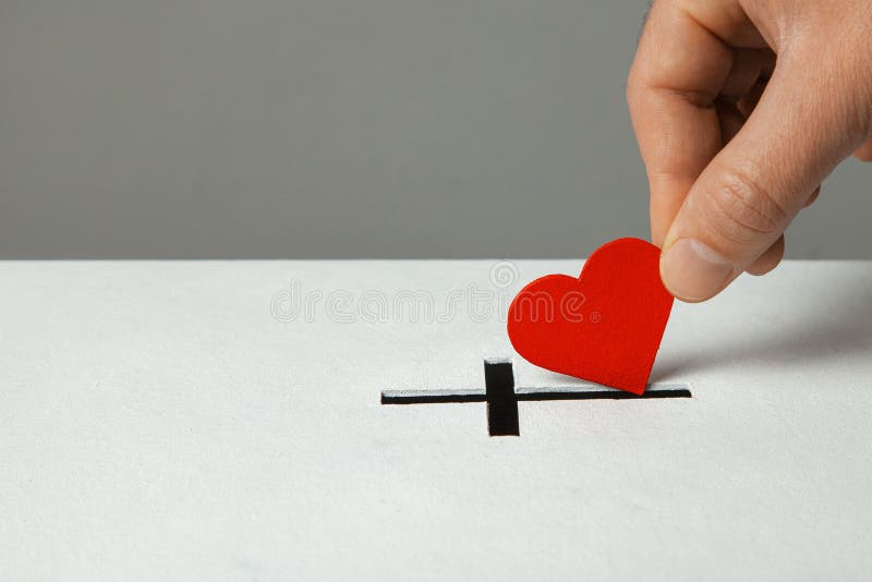 Doação de seu coração como o símbolo do amor para a religião da cristandade Caixa para doações com o entalhe no formulário do chr