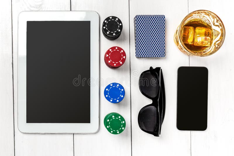 dobbleri Pokerchiper, kort och den närliggande minnestavlan för tärning på trätabellen Top beskådar Copyspace poker arkivfoton dobbleri Pokerchiper, kort och den närliggande minnestavlan för tärning på trätabellen Top beskådar Copyspace poker arkivfoton
