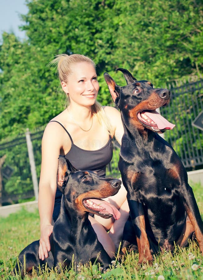 dobermans όμορφες γυναίκες στοκ φωτογραφίες με δικαίωμα ελεύθερης χρήσης dobermans όμορφες γυναίκες στοκ φωτογραφίες με δικαίωμα ελεύθερης χρήσης