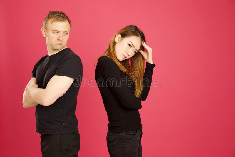 Dobiera się argumentowanie w studioCouple argumentowaniu w studiu i seans emocję przeciw różowemu tłu obrazy stock Dobiera się argumentowanie w studioCouple argumentowaniu w studiu i seans emocję przeciw różowemu tłu obrazy stock