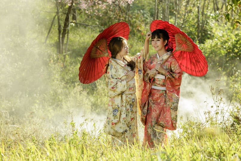 Dobiera się azjatykcie kobiety jest ubranym tradycyjnego japońskiego kimono u i czerwień zdjęcia royalty free Dobiera się azjatykcie kobiety jest ubranym tradycyjnego japońskiego kimono u i czerwień zdjęcia royalty free