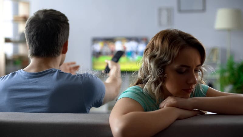 Dobiera się dyskutować nad oglądać tv, mężczyzna i kobiety ma konflikt, związek zdjęcie royalty free Dobiera się dyskutować nad oglądać tv, mężczyzna i kobiety ma konflikt, związek zdjęcie royalty free