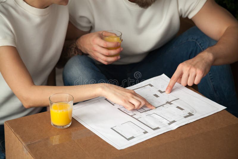 Dobiera się opowiadać o wewnętrznym projekcie z domowym planem, zbliżenie rywalizuje obraz royalty free Dobiera się opowiadać o wewnętrznym projekcie z domowym planem, zbliżenie rywalizuje obraz royalty free