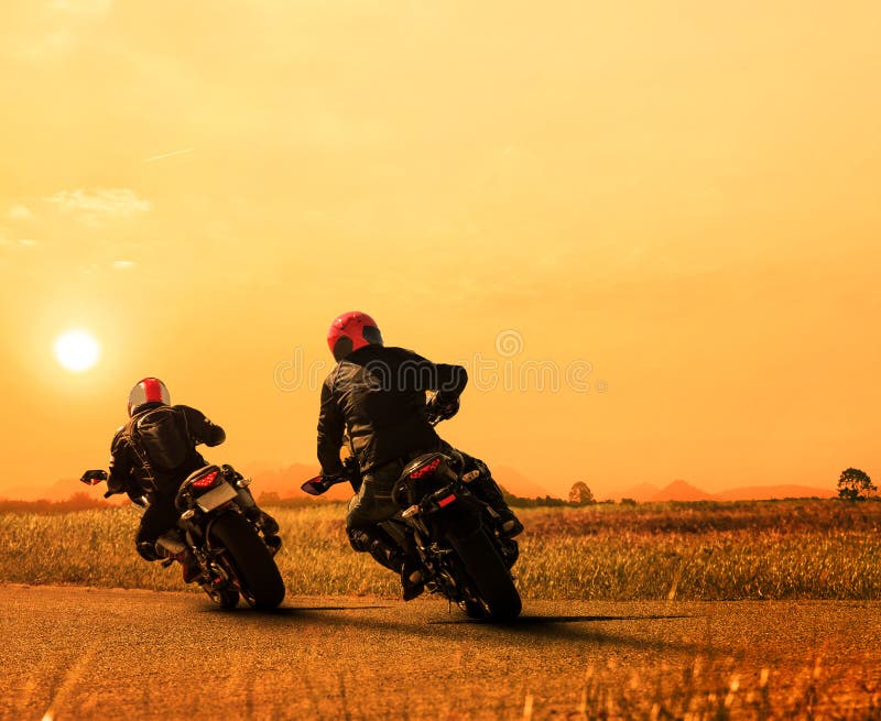 Dobiera się przyjaciela motocyklu jeźdza jechać na rowerze na asfaltowych autostrad agains zdjęcie stock Dobiera się przyjaciela motocyklu jeźdza jechać na rowerze na asfaltowych autostrad agains zdjęcie stock