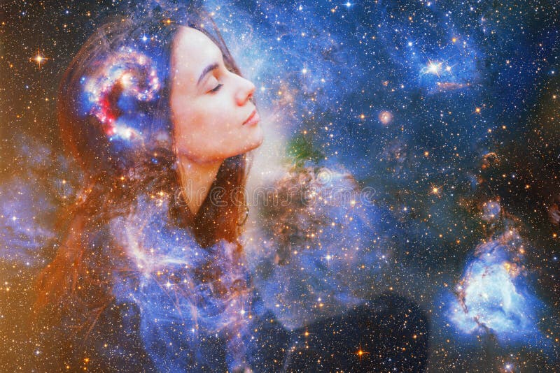 Doble exposición retrato de una joven cerrar el ojo cara con espacio de galaxia dentro de la cabeza. paz interior humana estrella imagen de archivo