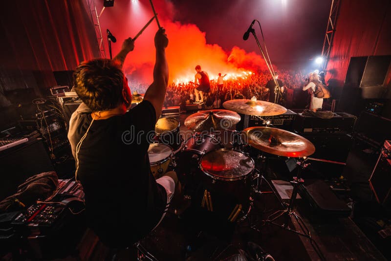 Dobosz na scenie sylwetka muzyczny zespół w akcji na muzycznej scenie muzyka popularna zespół rockowy wykonuje na scenie obraz stock Dobosz na scenie sylwetka muzyczny zespół w akcji na muzycznej scenie muzyka popularna zespół rockowy wykonuje na scenie obraz stock