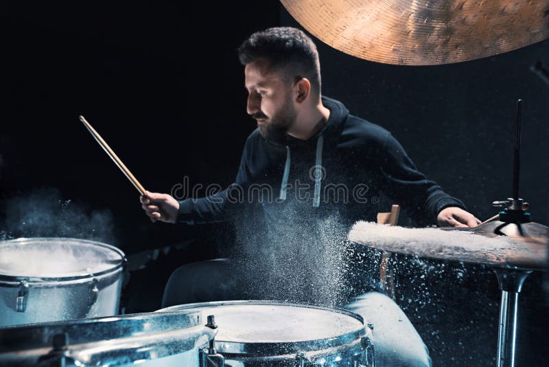 Dobosz próbuje na bębenach przed rockowym koncertem Obsługuje magnetofonową muzykę na bębenie ustawiającym w studiu obrazy stock Dobosz próbuje na bębenach przed rockowym koncertem Obsługuje magnetofonową muzykę na bębenie ustawiającym w studiu obrazy stock