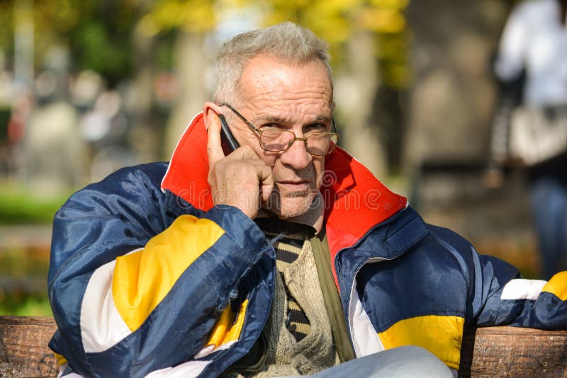 Dobry przyglądający starszy robić rozmowie telefonicza zdjęcia stock Dobry przyglądający starszy robić rozmowie telefonicza zdjęcia stock