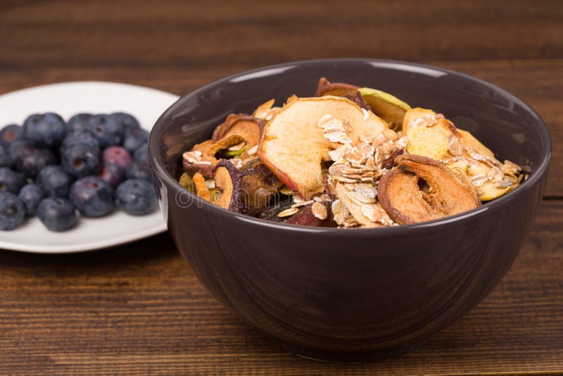 dobry śniadanie, Organicznie Śniadaniowy Quinoa z dokrętkami, Śniadaniowa oatmeal owsianka z cynamonem, cranberries i błękitny, m obrazy stock dobry śniadanie, Organicznie Śniadaniowy Quinoa z dokrętkami, Śniadaniowa oatmeal owsianka z cynamonem, cranberries i błękitny, m obrazy stock