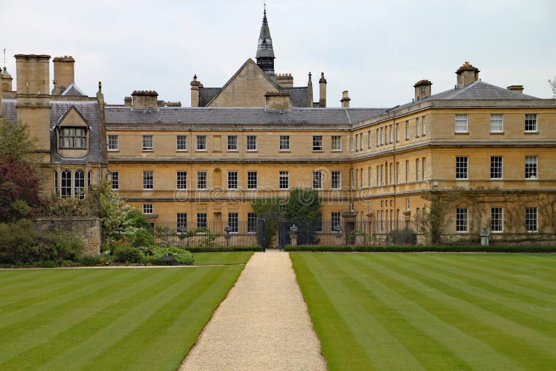 Dobrze robiący manikiur gazony przy trinity college w Oxford obraz stock Dobrze robiący manikiur gazony przy trinity college w Oxford obraz stock