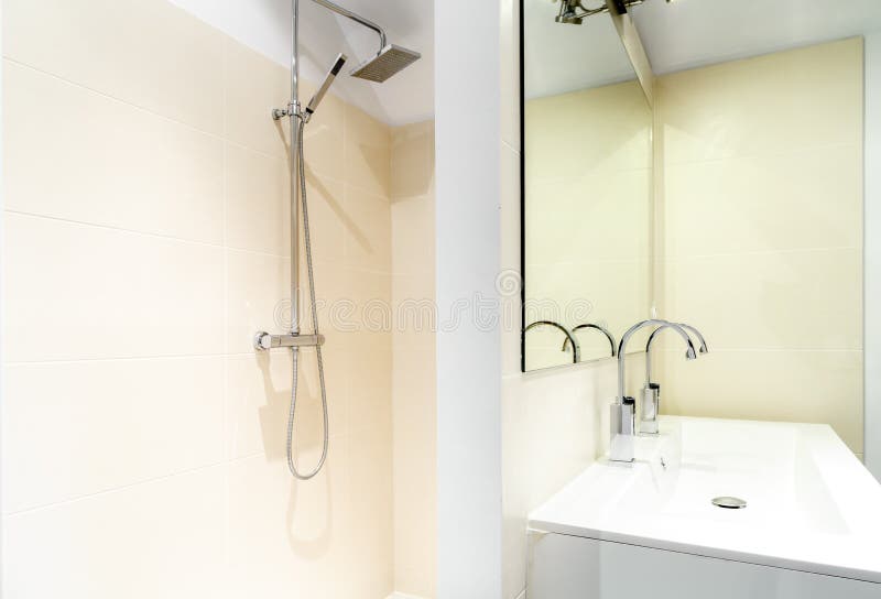 Doccia italiana in un bagno moderno fotografie stock Doccia italiana in un bagno moderno fotografie stock