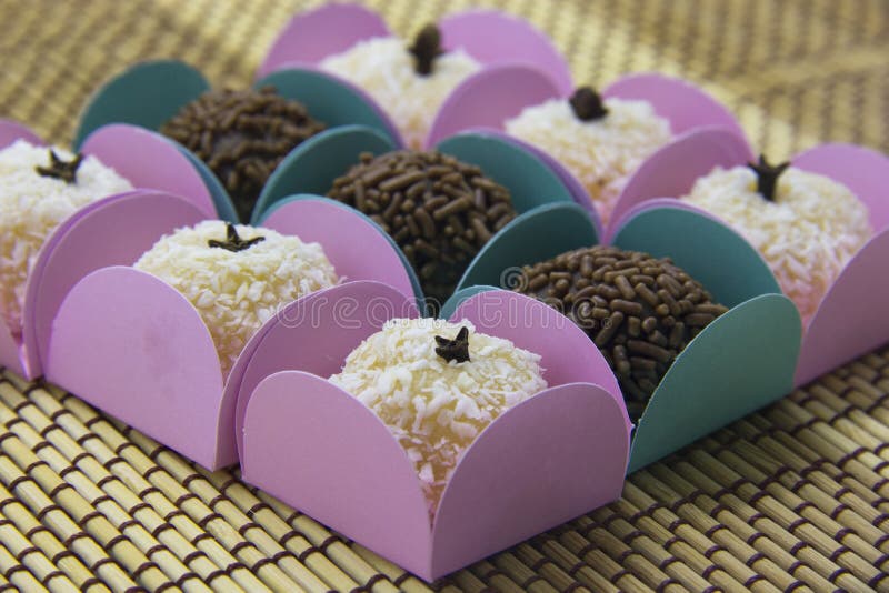 Doce, brigadeiro e beijinho brasileiros tradicionais imagens de stock royalty free Doce, brigadeiro e beijinho brasileiros tradicionais imagens de stock royalty free