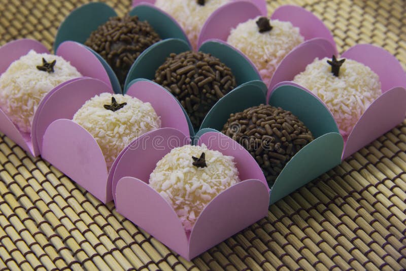 Doce, brigadeiro e beijinho brasileiros tradicionais fotografia de stock royalty free Doce, brigadeiro e beijinho brasileiros tradicionais fotografia de stock royalty free