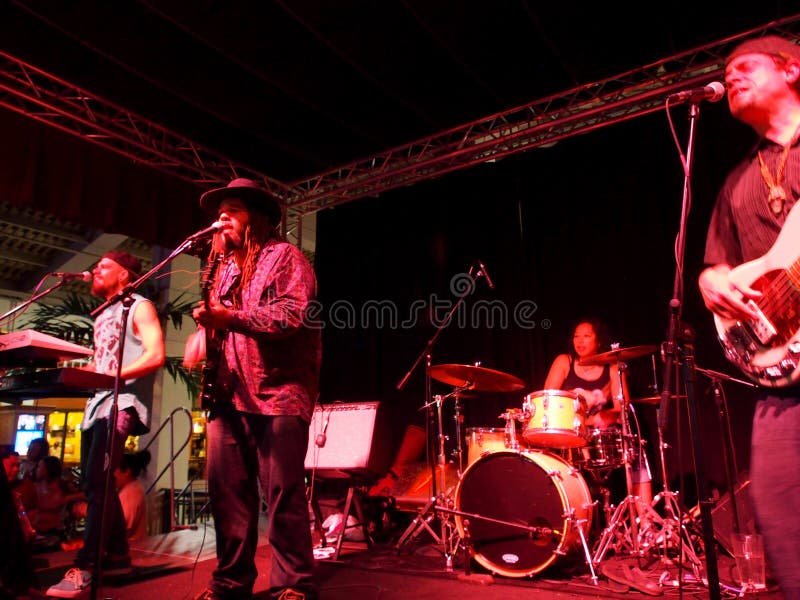 Banda De Orientação Cantando E Emperrando No Palco Em Mai Tai Bar Imagem de  Stock Editorial - Imagem de microfone, feliz: 231110359