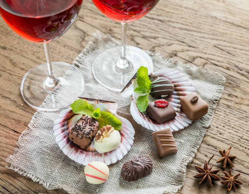 Doces de chocolate luxuosos com dois vidros do vinho imagens de stock royalty free Doces de chocolate luxuosos com dois vidros do vinho imagens de stock royalty free