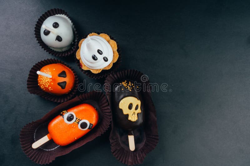 Conjunto De Doces De Halloween Sobre Fundo De Madeira Velho Imagem de Stock  - Imagem de doce, jogo: 217646087