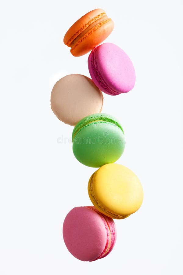 Doces de Macaron Voo colorido dos bolinhos de amêndoa fotografia de stock royalty free