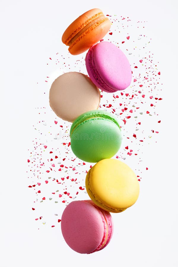 Doces de Macaron Voo colorido dos bolinhos de amêndoa foto de stock