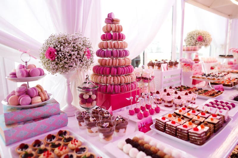Doces deliciosos em buffet de doces foto de stock