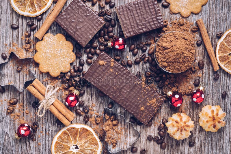 Doces do Natal com bolas do Natal Bolachas no chocolate com biscoitos e pó de cacau