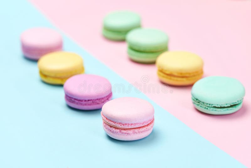 Doces Fundo colorido dos bolinhos de amêndoa fotografia de stock