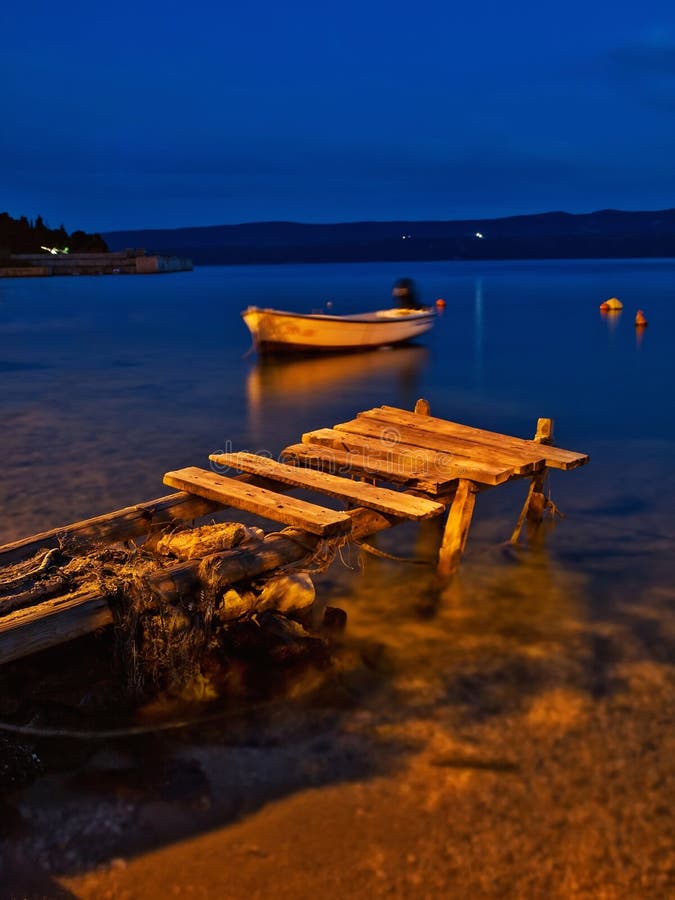 Dock et bateau en bois la nuit