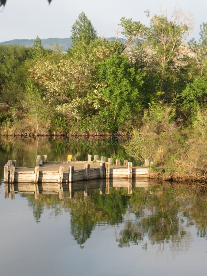 Dock et réflexions de Boise Cascade Lake image stock Dock et réflexions de Boise Cascade Lake image stock
