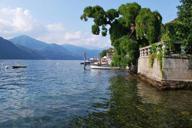 Dock et villa sur le lac Orta, Italie