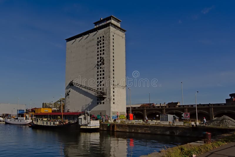 Dock mit Schiffen vor einem verlassenen Industriegebäude im Hafen von Antwerpen lizenzfreie stockfotos Dock mit Schiffen vor einem verlassenen Industriegebäude im Hafen von Antwerpen lizenzfreie stockfotos