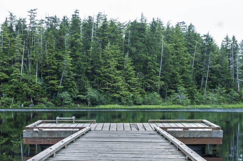 Dock sur le lac heart images stock Dock sur le lac heart images stock