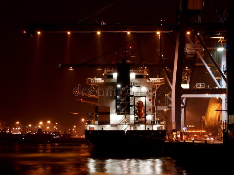 Loď v dokoch je naložené kontajnery na noc.